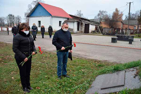 У Пирятині вшанували пам’ять жертв Голодомору У Пирятині вшанували пам’ять жертв Голодомору