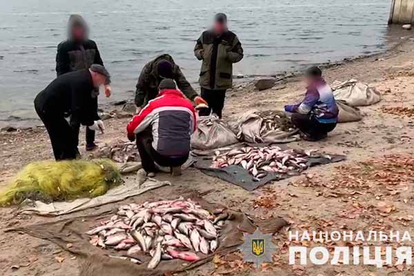  На Полтавщині поліція викрила браконьєрів, які при спробі втечі протаранили човен поліцейських 