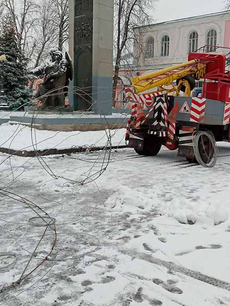 У Лубнах розпочали монтаж новорічної ялинки