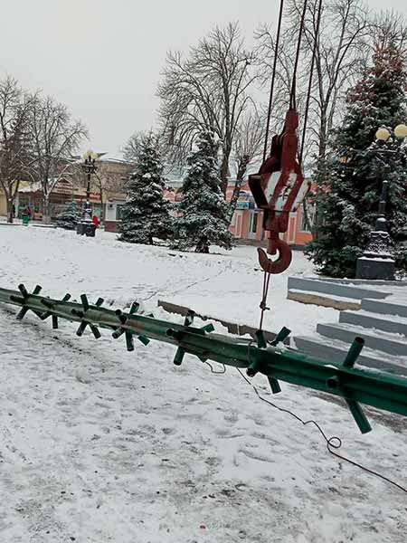 У Лубнах розпочали монтаж новорічної ялинки