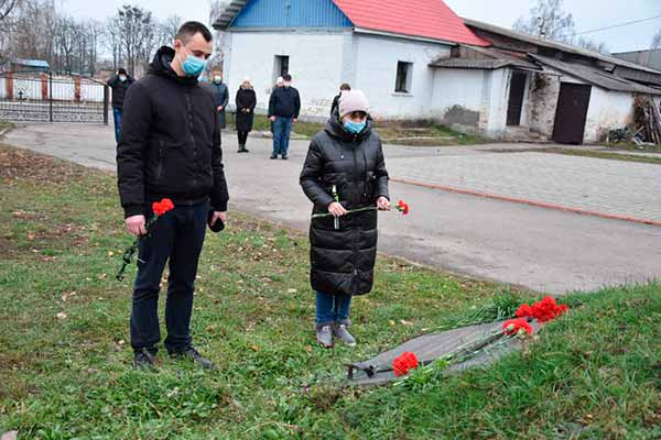 У Пирятині вшанували пам’ять жертв Голодомору У Пирятині вшанували пам’ять жертв Голодомору