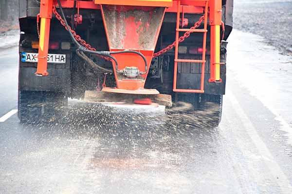 На Полтавщині продовжується боротьба з ожеледицею