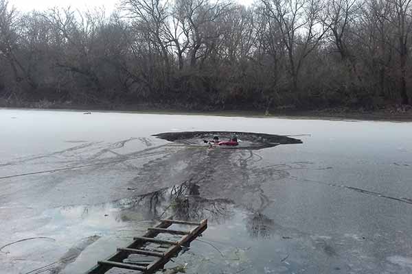 Бійці ДСНС врятували чоловіка, який провалився під лід Бійці ДСНС врятували чоловіка, який провалився під лід