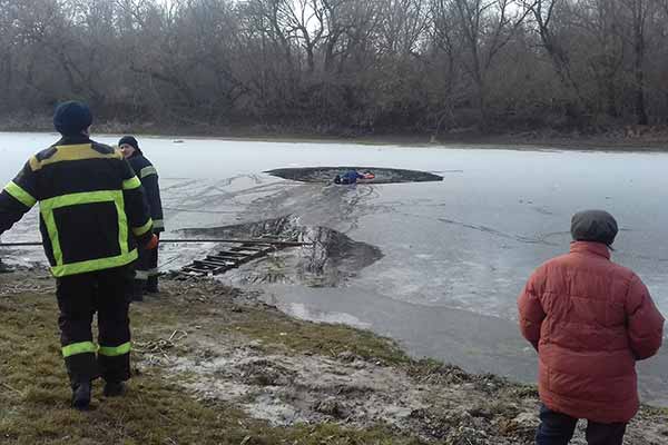 Бійці ДСНС врятували чоловіка, який провалився під лід Бійці ДСНС врятували чоловіка, який провалився під лід