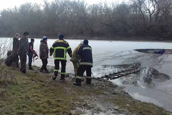 Бійці ДСНС врятували чоловіка, який провалився під лід Бійці ДСНС врятували чоловіка, який провалився під лід