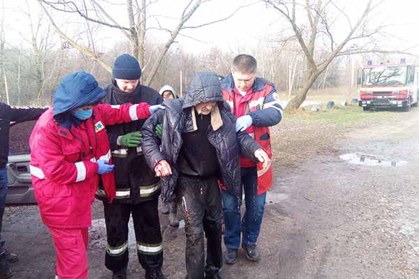 Бійці ДСНС врятували чоловіка, який провалився під лід Бійці ДСНС врятували чоловіка, який провалився під лід