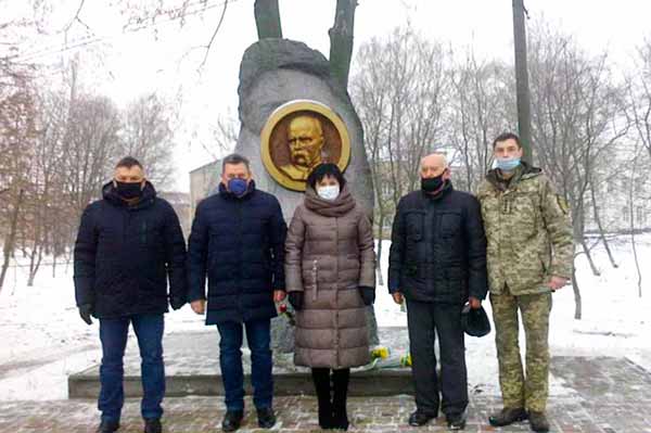 У Гребінці в День Соборності поклали квіти до пам'ятника Т.Шевченку У Гребінці в День Соборності поклали квіти до пам'ятника Т.Шевченку