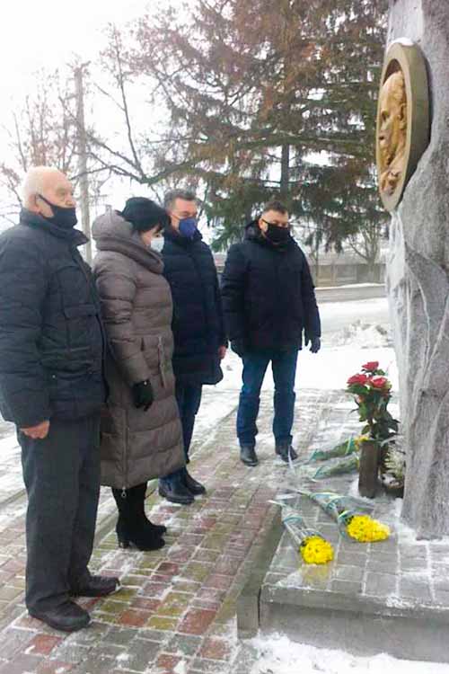У Гребінці в День Соборності поклали квіти до пам'ятника Т.Шевченку У Гребінці в День Соборності поклали квіти до пам'ятника Т.Шевченку