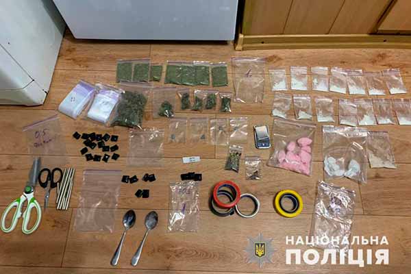 На Полтавщині викрили канал збуту наркотиків через інтернет