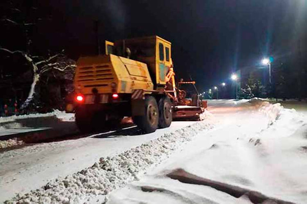 Прибирання снігу на вулицях Гребінки