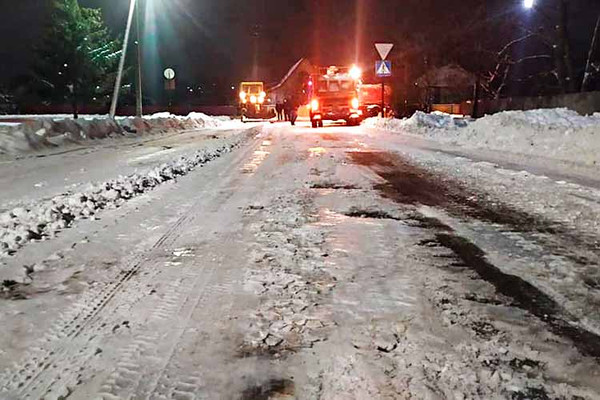 Прибирання снігу на вулицях Гребінки