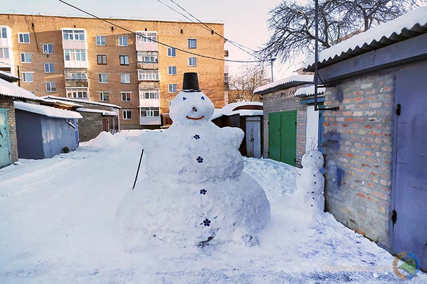У Гребінці зліпили гігантського сніговика
