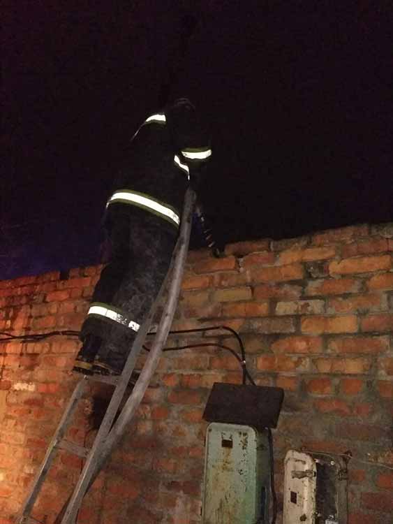 У Гребінці понад годину гасили пожежу у господарчій будівлі