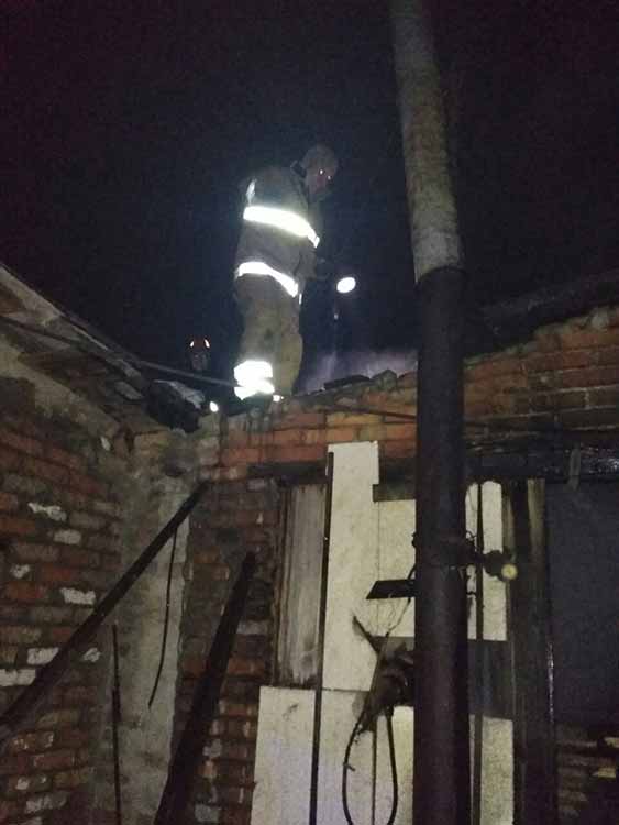 У Гребінці понад годину гасили пожежу у господарчій будівлі