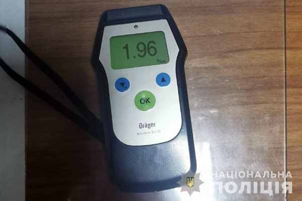 погрожував підірвати гранату