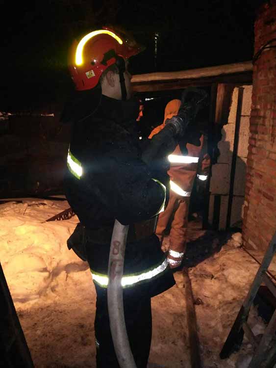 У Гребінці понад годину гасили пожежу у господарчій будівлі