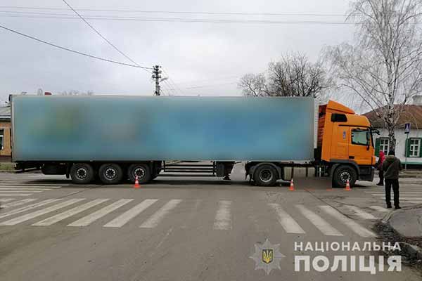 У Полтаві вантажівка на переході збила жінку