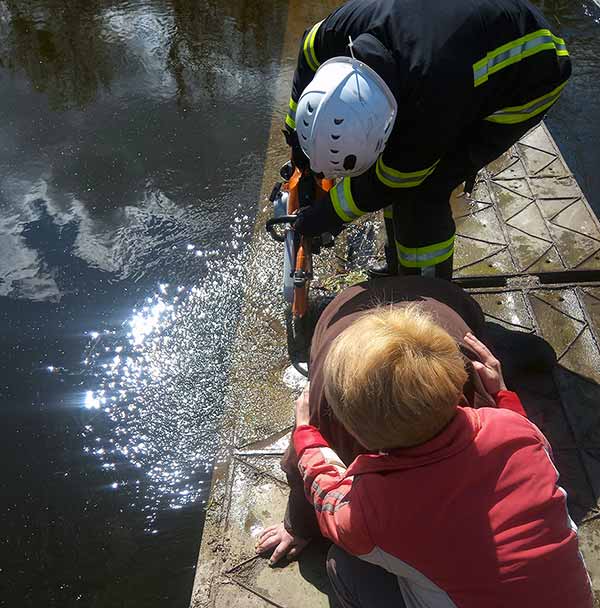 жінці у с. Мгар вивільнили ногу з технічного отвору понтону