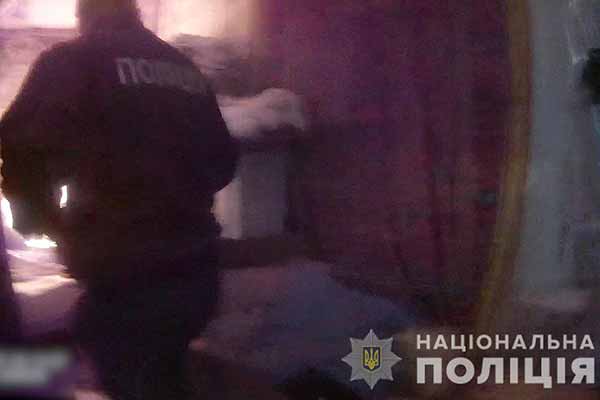 На Полтавщині 33-річний чоловік після сімейної сварки облив себе та будинок бензином і підпалив