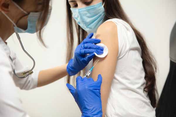 Другу дозу вакцини проти коронавірусу вже отримали 6 208 полтавців