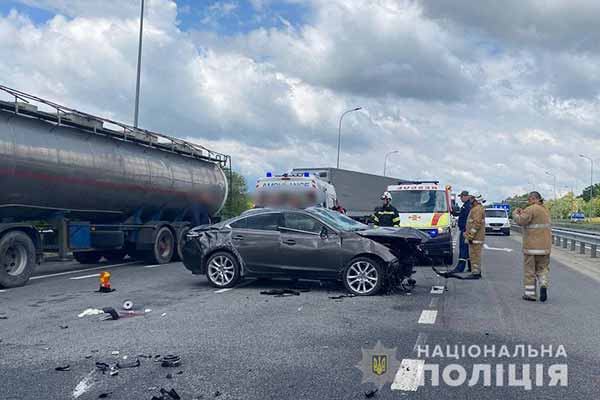 Автомобіль Mazda здійснив зіткнення з розділювальним відбійником
