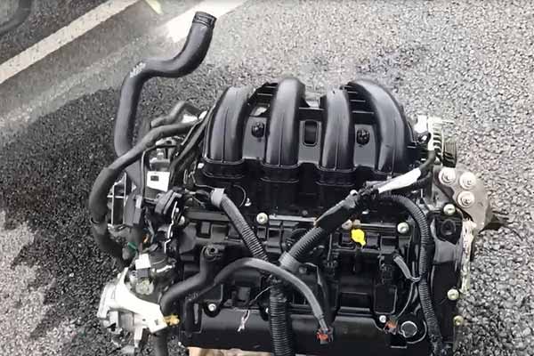 Автомобіль Mazda здійснив зіткнення з розділювальним відбійником