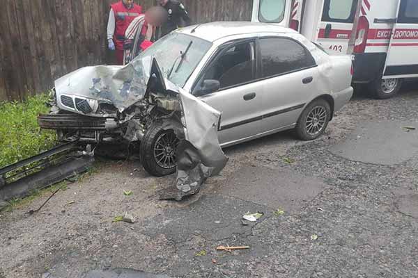 водій у стані алкогольного сп’яніння скоїв наїзд на дерево