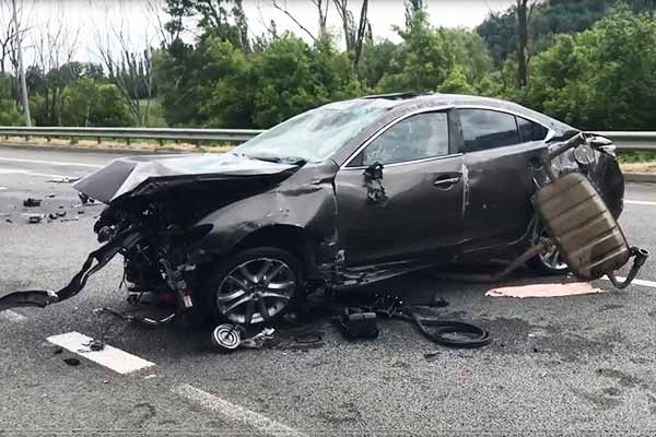 Автомобіль Mazda здійснив зіткнення з розділювальним відбійником