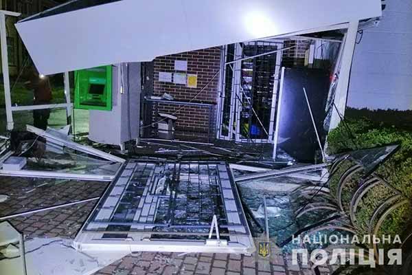 невідомі розтрощили банкомат та магазин