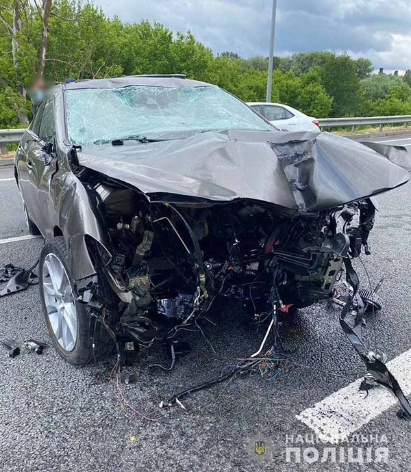 Автомобіль Mazda здійснив зіткнення з розділювальним відбійником