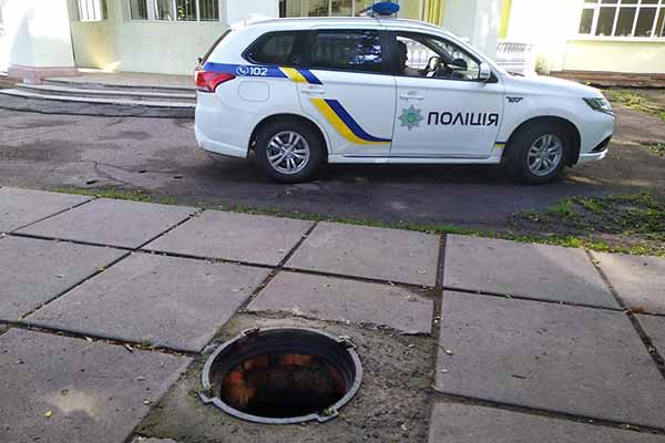  У Гребінці вандали в парку Гребінківського МБК викрали пластикову кришку з каналізаційного люка 