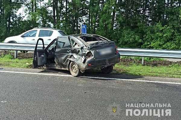  ДТП на Полтавщині: водій автомобіля «ВАЗ» зіткнувся із вантажним фургоном «<b>Volkswagen</b>», двоє людей травмувались 