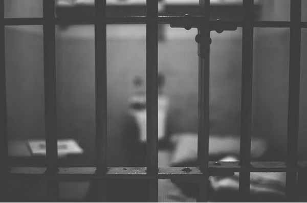 До 8-ми років позбавлення волі: на Полтавщині засудили чоловіка, який пограбував та скоїв сексуальне насильство щодо малолітньої