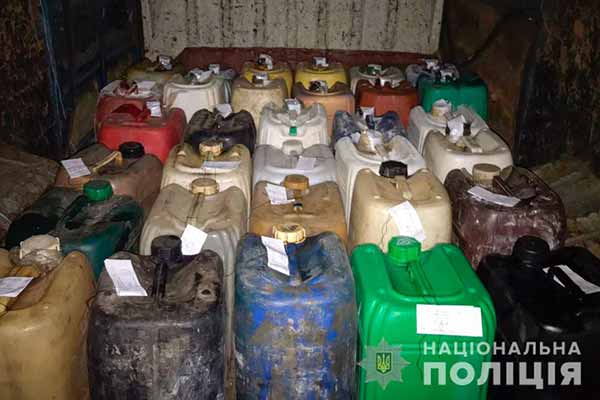 На Полтавщині поліція завадила викраденню близько півтони дизпалива