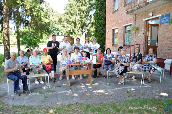 У Гребінці готували прохолодні напої для літніх людей просто неба