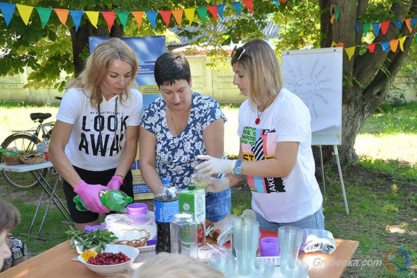 У Гребінці готували прохолодні напої для літніх людей просто неба