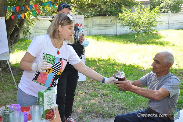 У Гребінці готували прохолодні напої для літніх людей просто неба