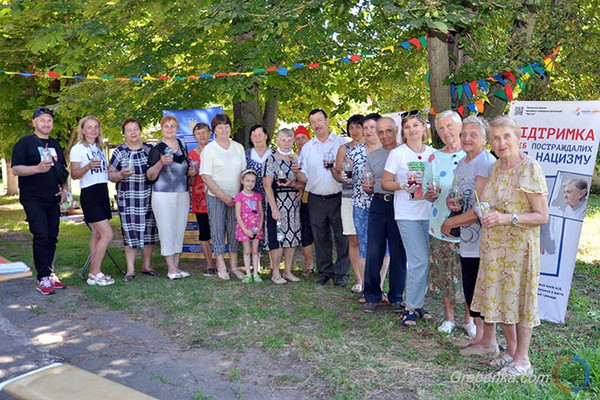 У Гребінці готували прохолодні напої для літніх людей просто неба