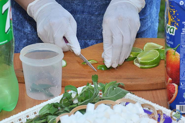 У Гребінці готували прохолодні напої для літніх людей просто неба