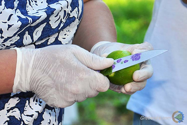 У Гребінці готували прохолодні напої для літніх людей просто неба
