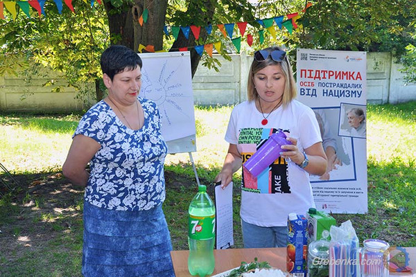 У Гребінці готували прохолодні напої для літніх людей просто неба