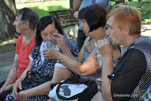 У Гребінці готували прохолодні напої для літніх людей просто неба