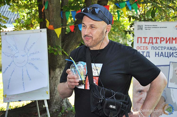 У Гребінці готували прохолодні напої для літніх людей просто неба