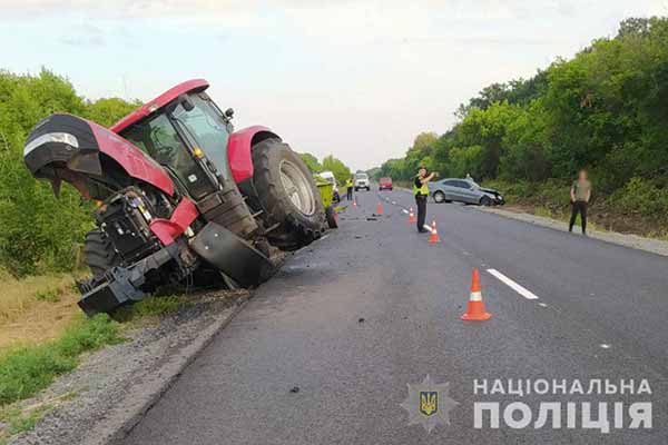 На Полтавщині Mercedes влетів у трактор