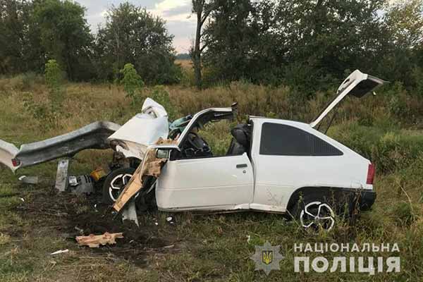 На Полтавщині авто наштрикнулось на металевий відбійник