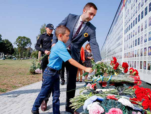 У Полтаві вшанували пам'ять загиблих захисників України У Полтаві вшанували пам'ять загиблих захисників України