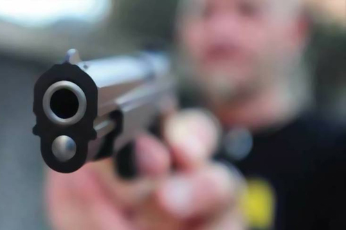  На Полтавщині засудили чоловіка, який погрожував пістолетом під час конфлікту з іншим чоловіком 