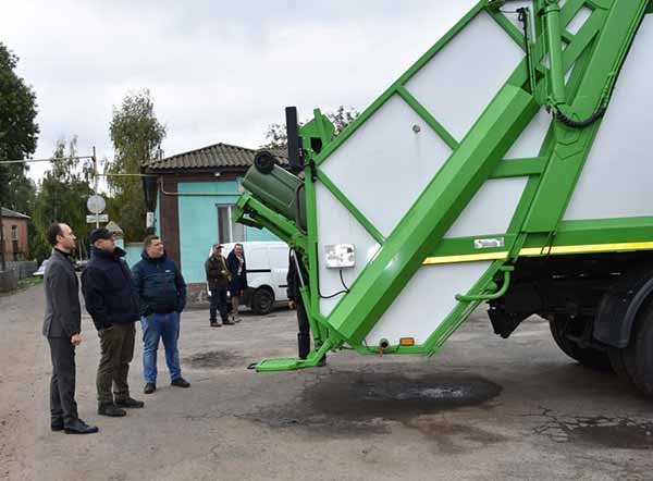 У Пирятині для потреб міста купили новенький сміттєвоз