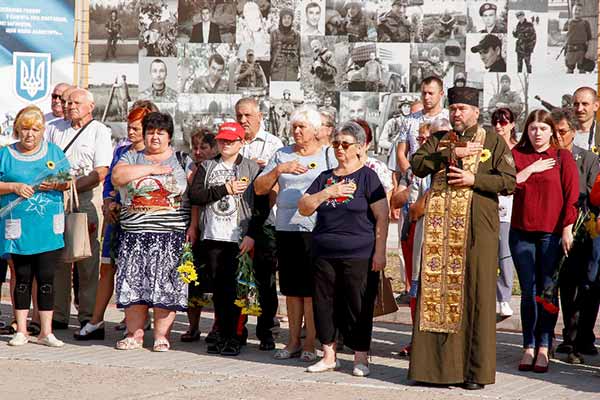 У Полтаві вшанували пам'ять загиблих захисників України У Полтаві вшанували пам'ять загиблих захисників України