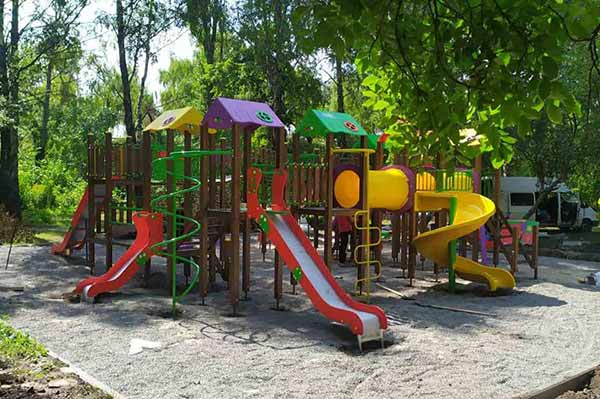 У Пирятині триває облаштування дитячого майданчика на Полтавській У Пирятині триває облаштування дитячого майданчика на Полтавській